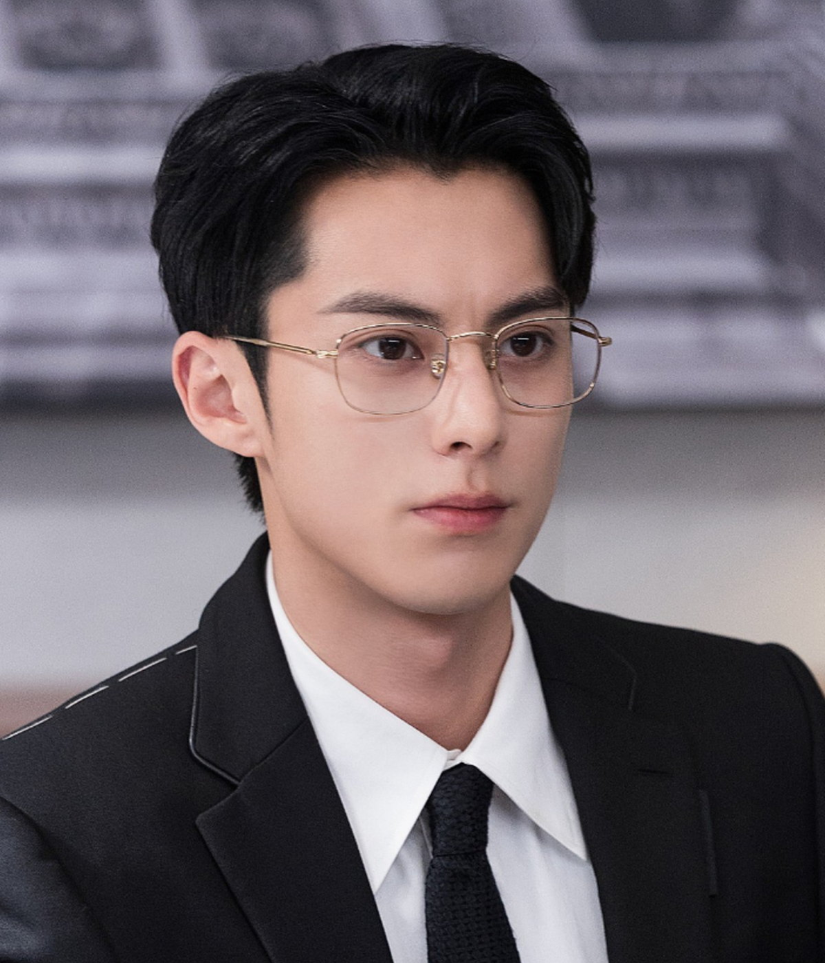 안경을 쓴 왕허디 이애위영 주연