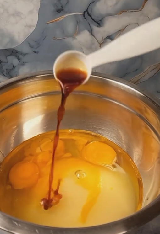 볼에 요거트와 오일, 바닐라 에센스를 넣고