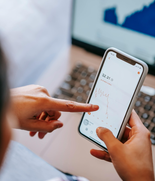 주식 차트가 띄워진 핸드폰