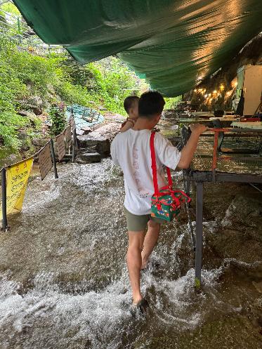 장흥계곡 김삿갓 식당의 물가자리로 이동중인 찬솔아빠와 찬솔이 사진