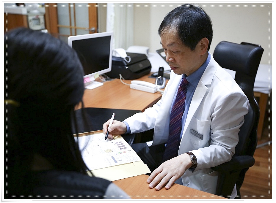 차트를 보며 진료 중인 남성 한의사와 여성 환자