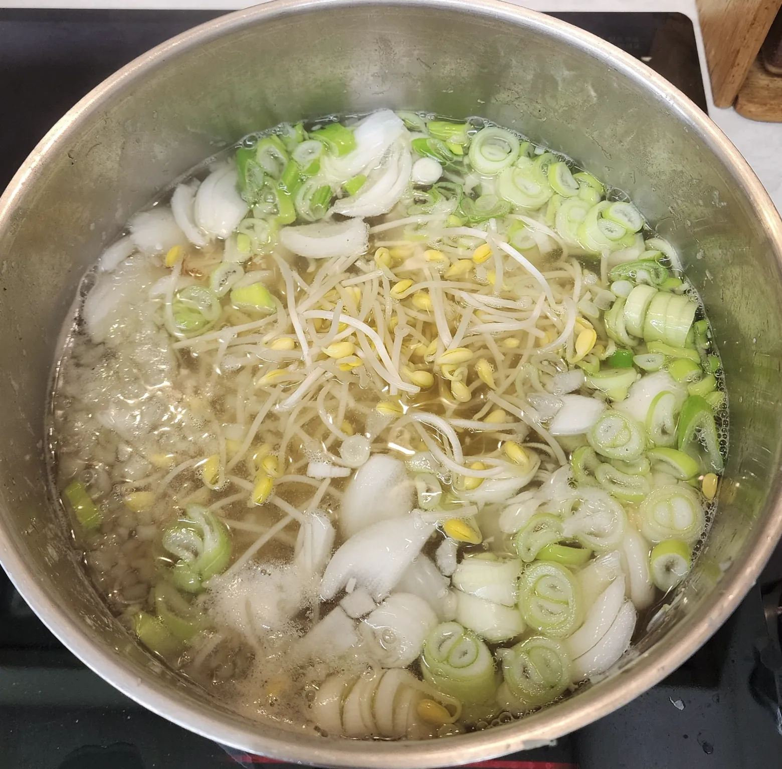 두부황태콩나물국-모든재료넣고끓이기