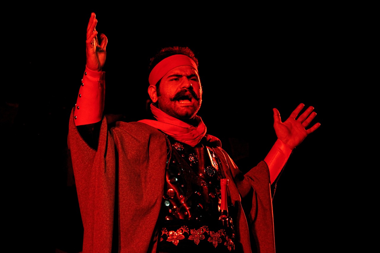 뮤지컬 공연을 하고 있는 배우 사진