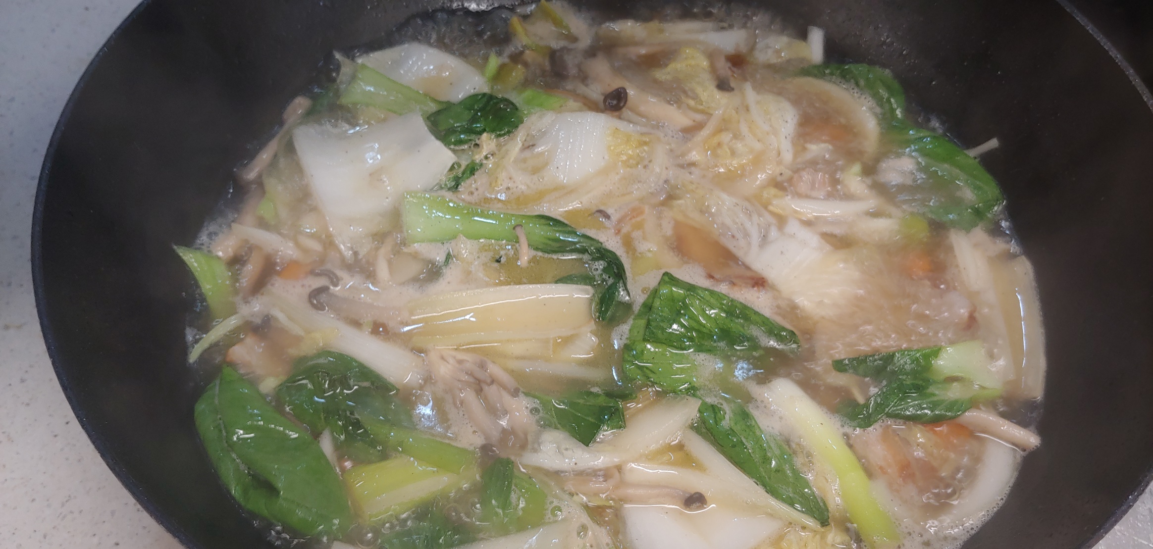 이제 한 3분 끓여주면 맛이 우러나옵니다.