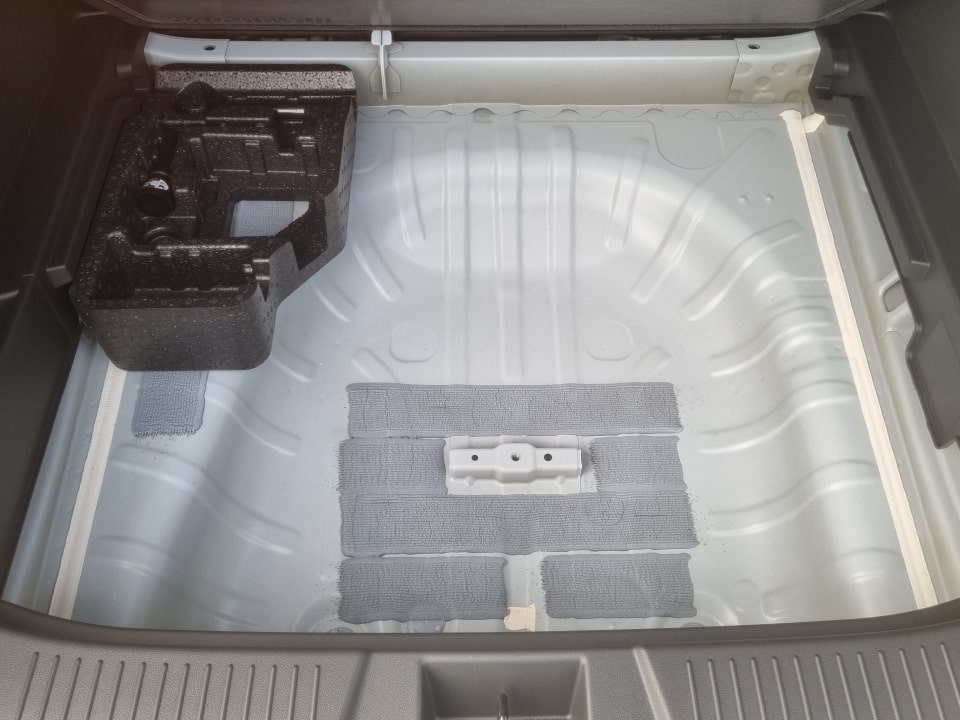 트랙스 크로스오버의 하단 추가 수납 공간입니다.