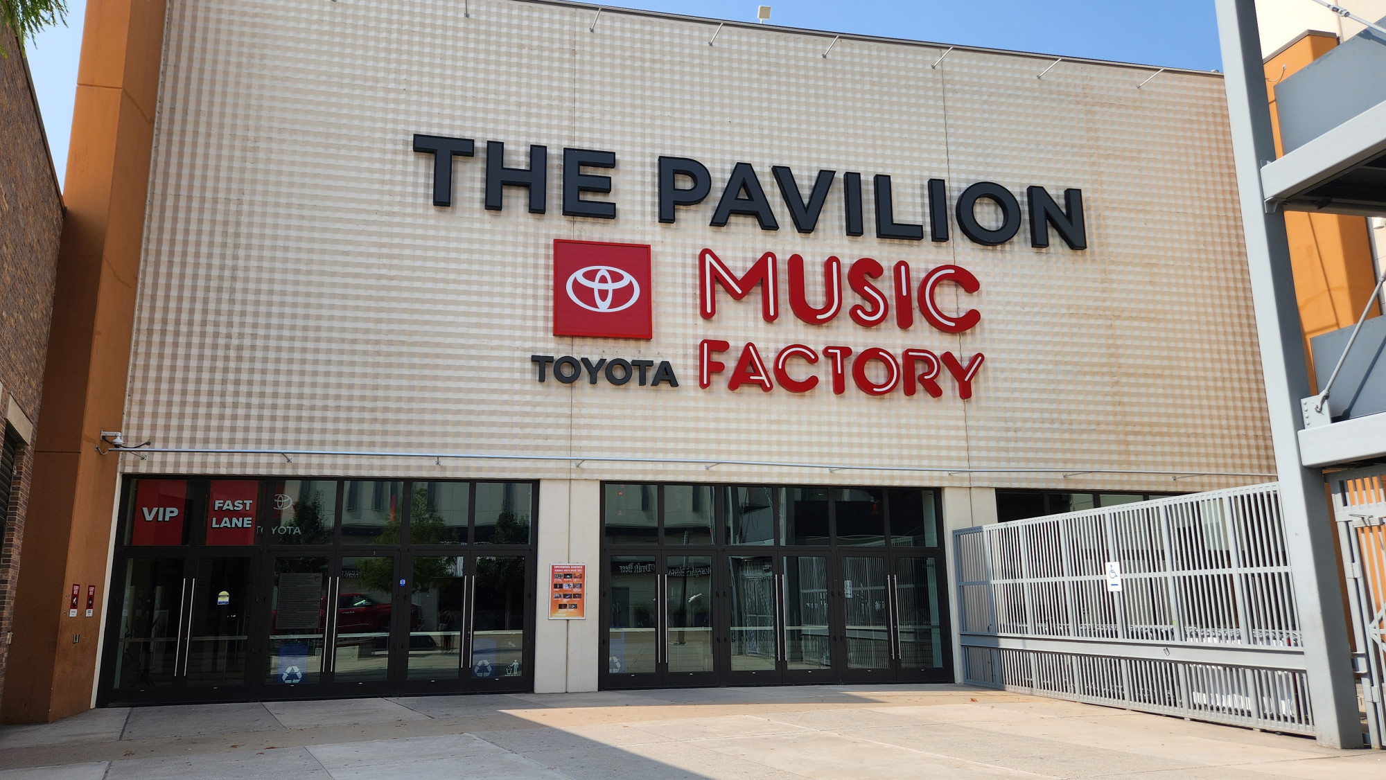 토요타 뮤직 팩토리 공연장 입장 통로