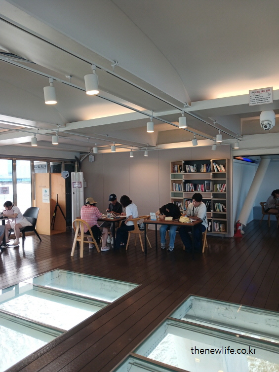 광진교 8번가 카페 독서 공간 – 한강 전망을 바라보며 책을 읽을 수 있는 휴식형 좌석