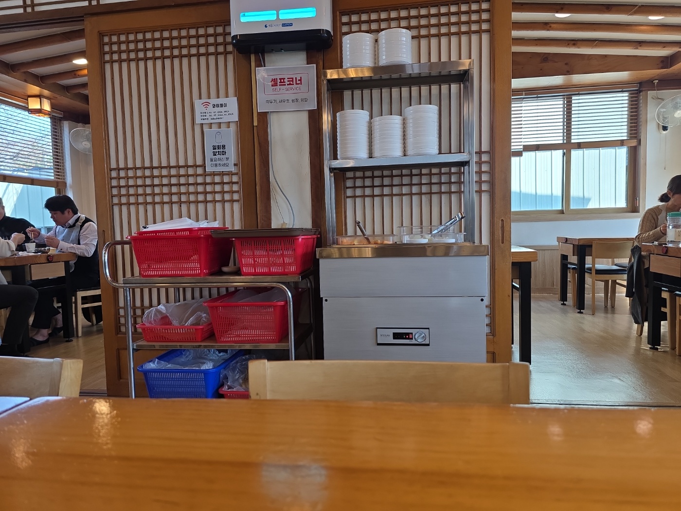 내부 셀프코너와 좌석