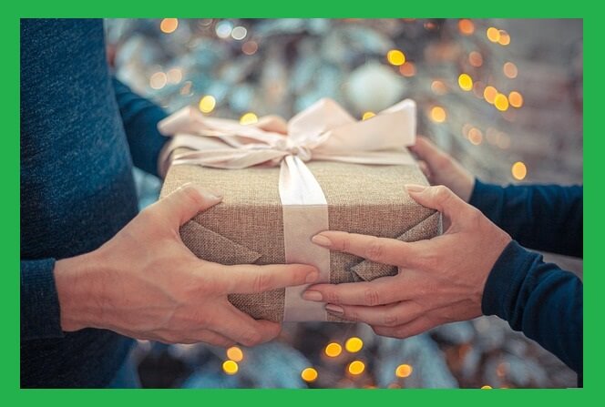 선물-주고-받는-모습