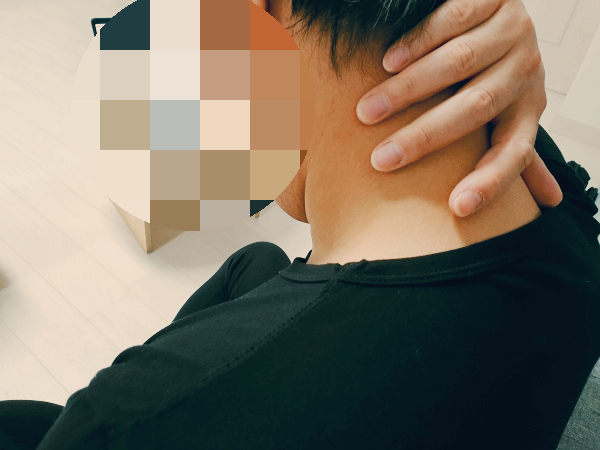 통증으로-뒷목을-잡고있는-사람