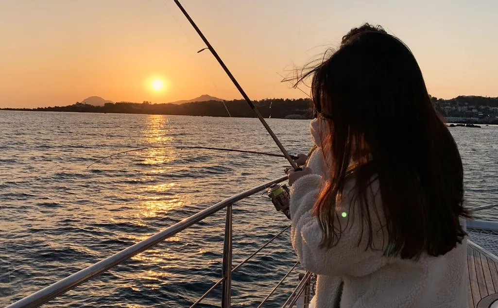 제주도-서귀포-액티비티-추천-그랑블루요트-선셋-요트투어-낚시체험하는-여자