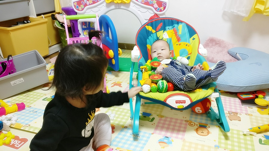 아기때 쿠웅이를 가지고노는 쿠앙이