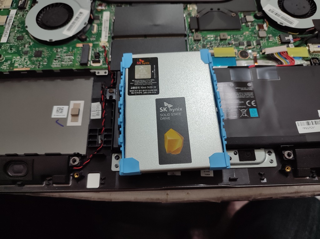 SK 하이닉스 500GB SATA 인터페이스 SSD로 교체 중