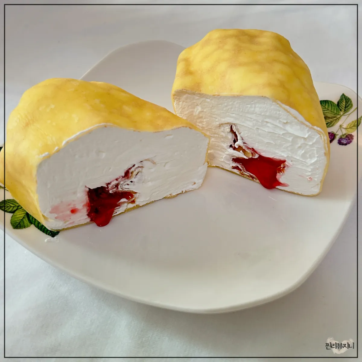 CU-편의점-수건케이크-생크림맛-자른후-딸기잼이-흐르는-단면