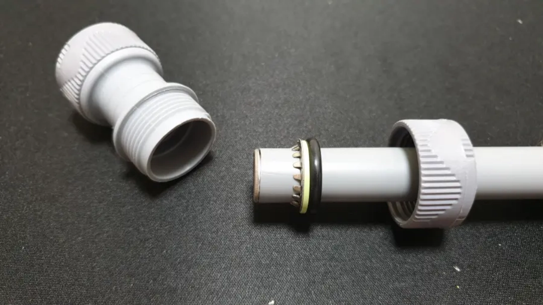 에이콘 배관 연결 부속 링 끼워진 모습