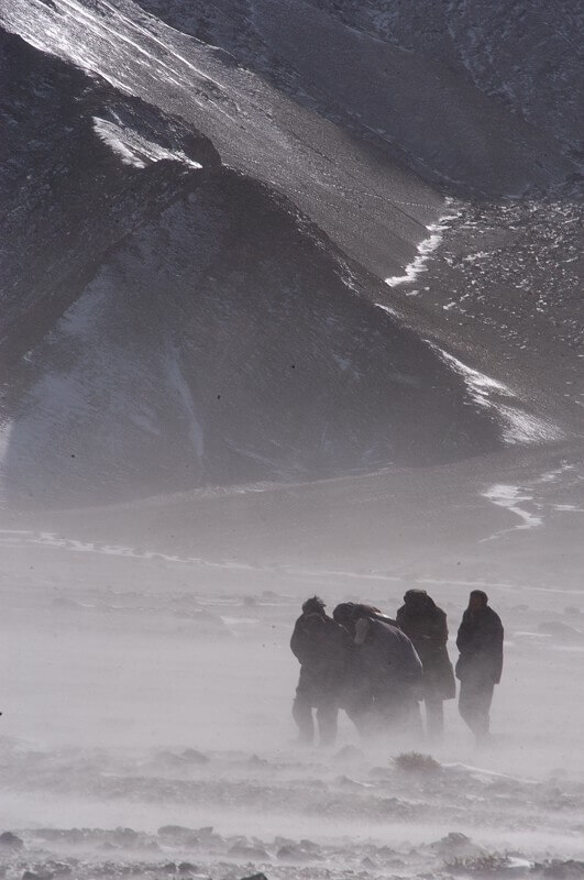커커 시리 배경인 높은 산맥과 그 아래 점처럼 작은 사람들