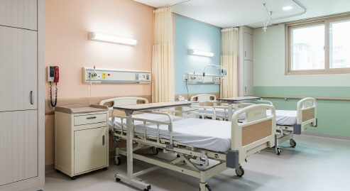 요양원 침대가 정돈된 병실