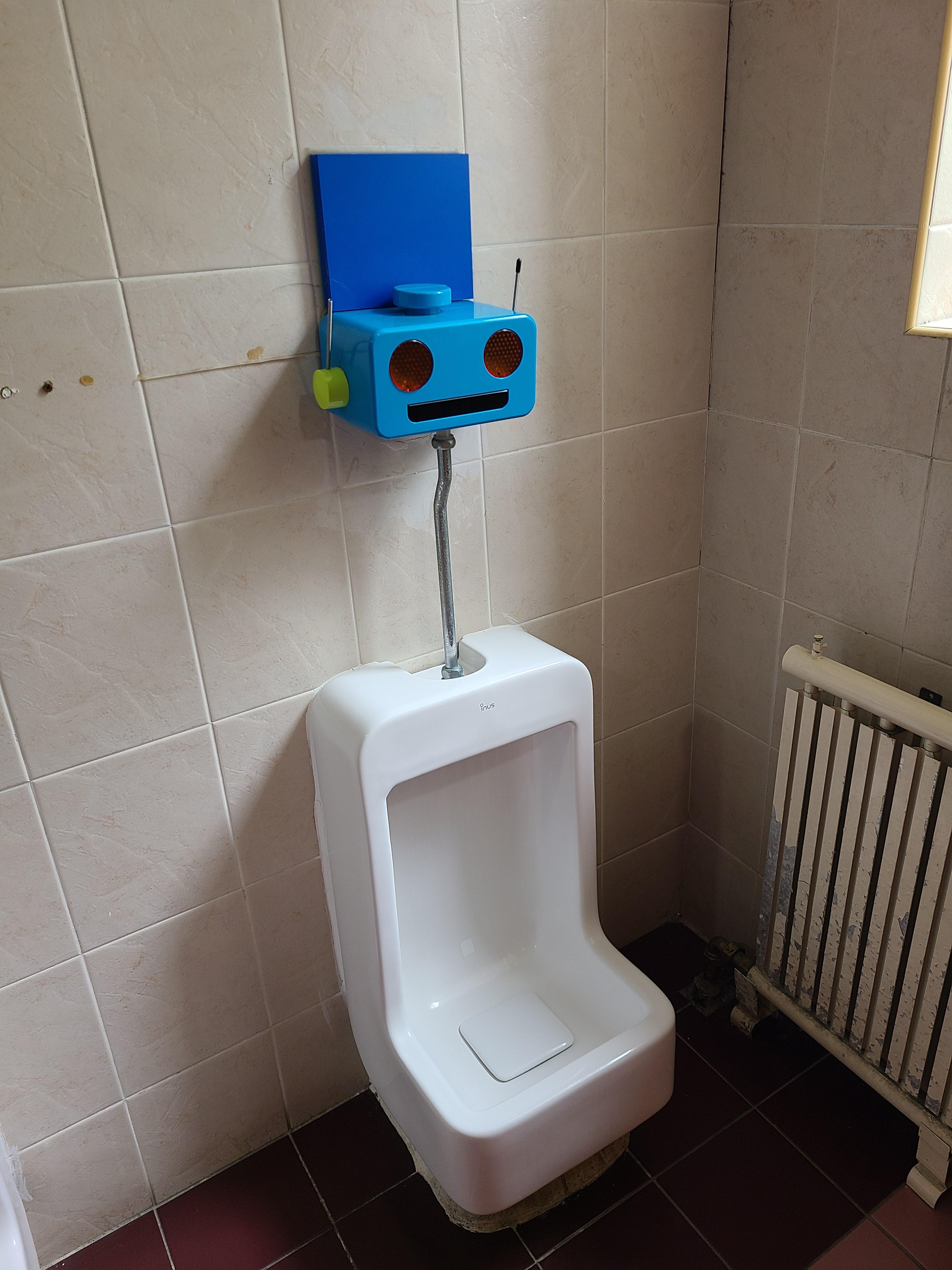 로봇모양 화장실 소변기