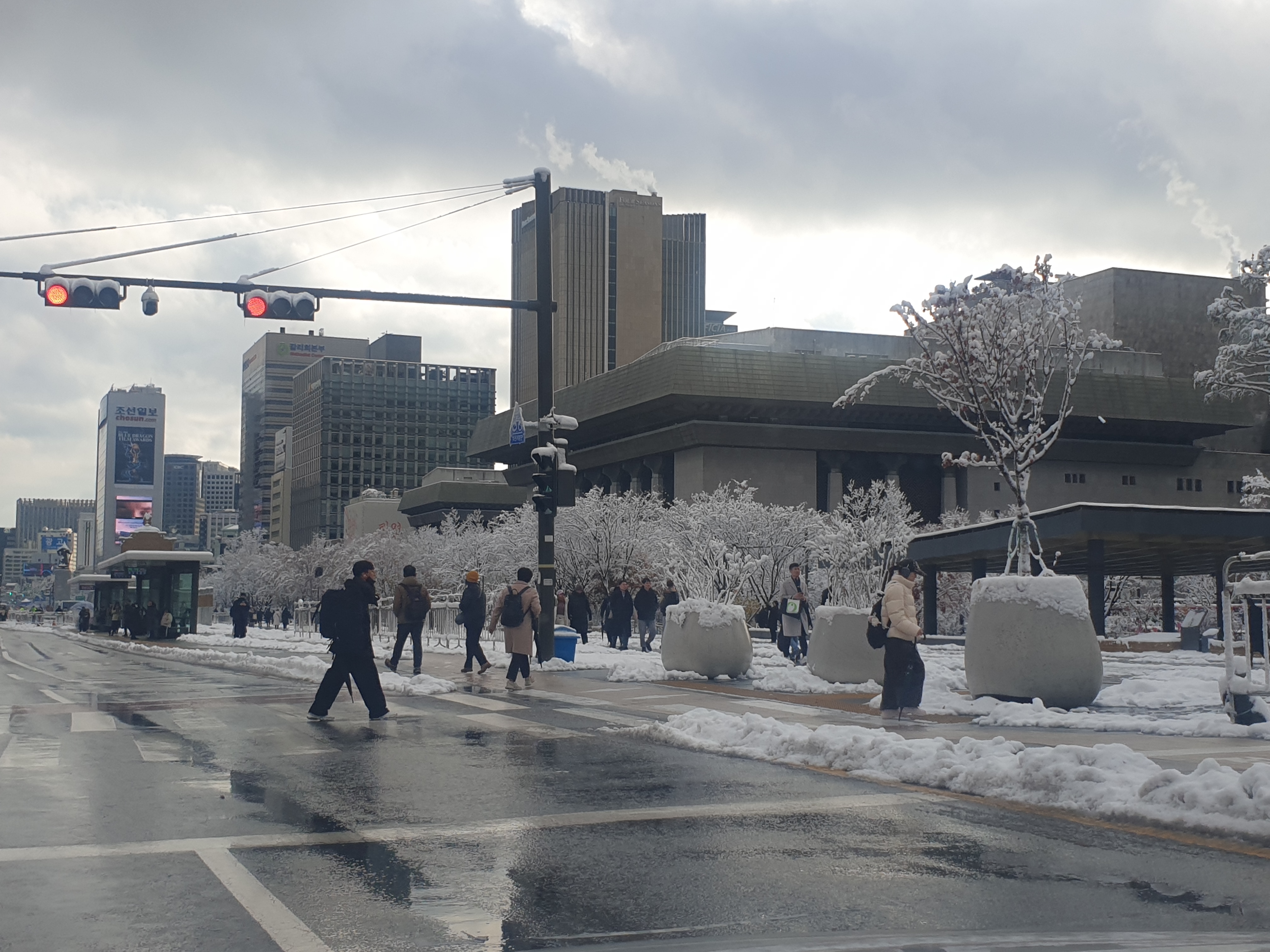 첫눈 내린 광화문 광장 모습