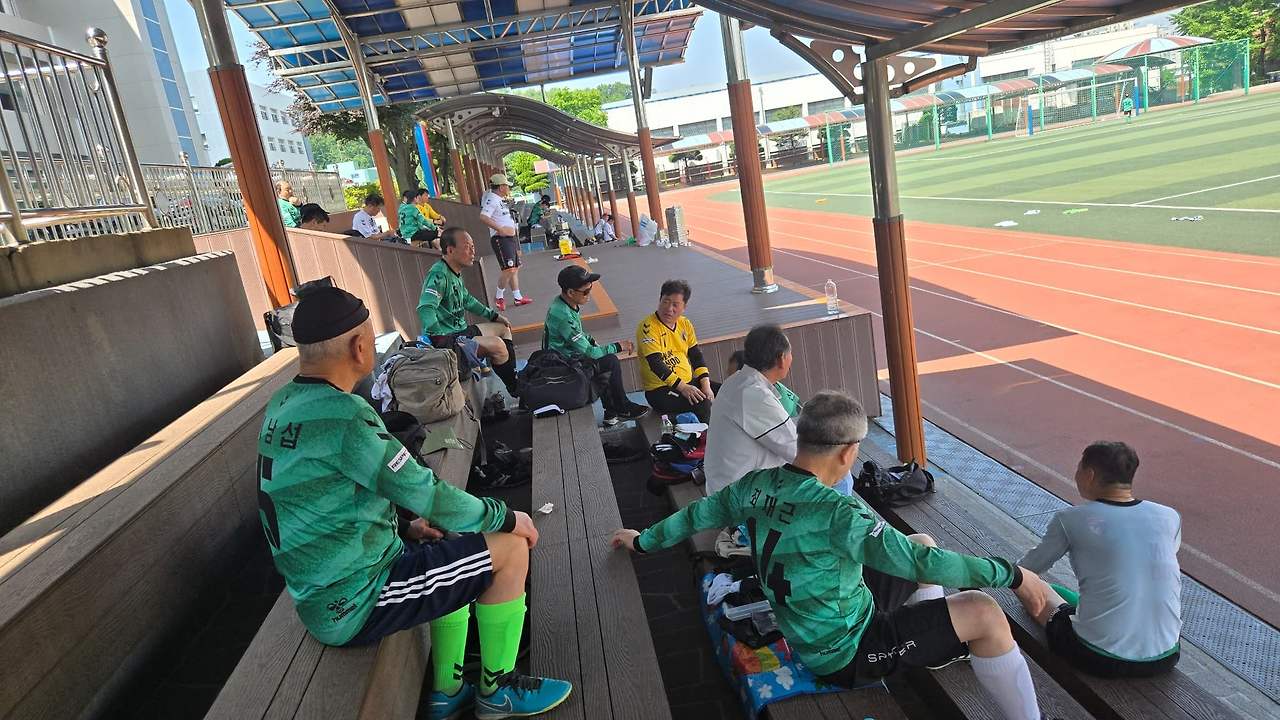 축구장에서 젊은 사람처럼 뛰지 못한다고 속상해할 필요도 없슴