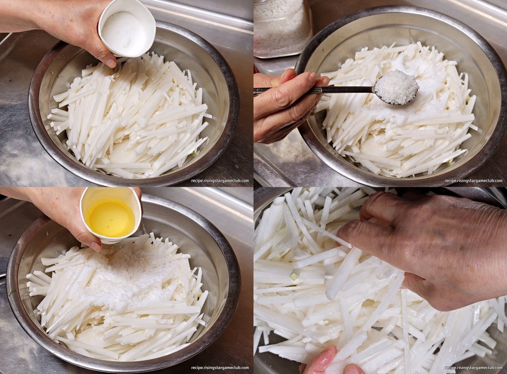 파래 무침에 들어갈 무를 절이기 위해서 설탕&#44; 소금&#44; 식초를 넣고 잘 버무려주는 사진