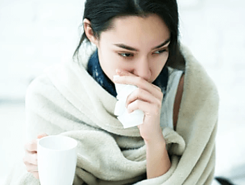 감기에-걸린-여성이-커피잔을-들고-있는-모습