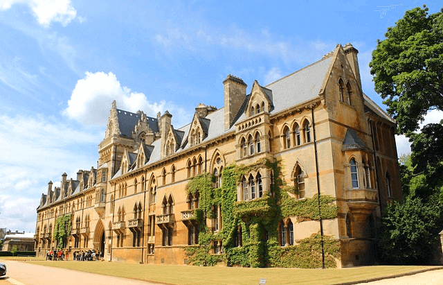 옥스포드 대학교 건물의 옆모습이다. 고딕양식의 건물이며 고풍스런 매력이 풍긴다.