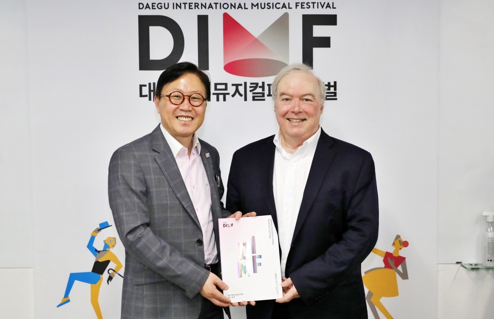 (좌) DIMF 배성혁 집행위원장, (우) 스미소니언 폴 테일러 박사