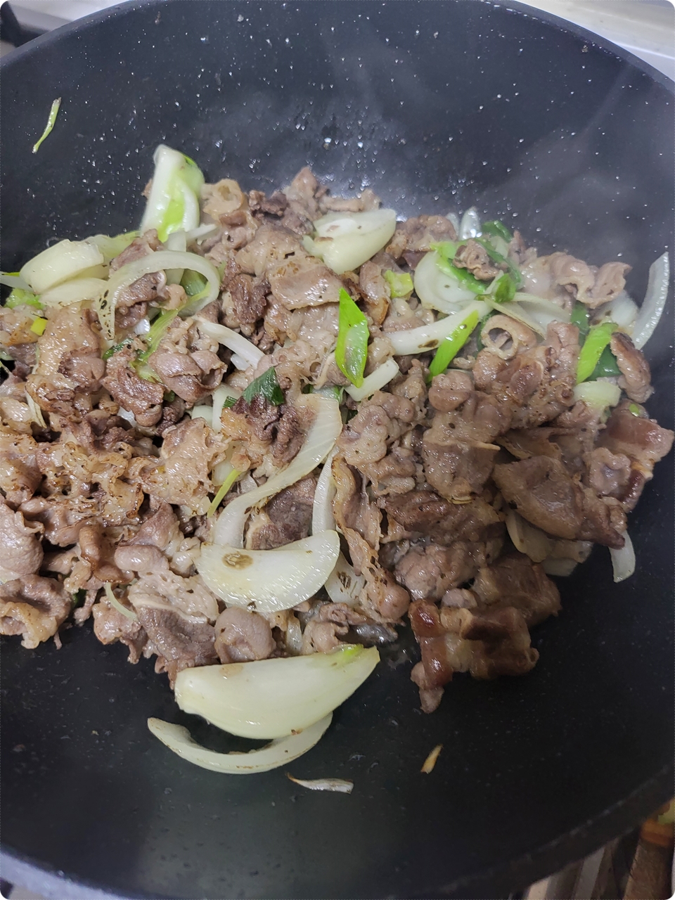 양파와 대파를 넣고 볶아 줍니다