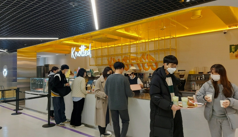 도넛을 사기 위해 줄 서있는 사람들