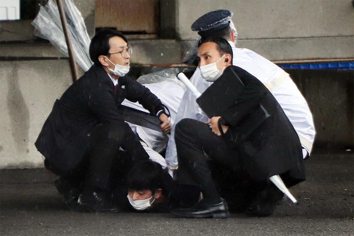 Police arrested 24-year-old Kimura Ryuji, who threw explosives at the scene. Ryuji Kimura said he would speak through a lawyer while exercising his right to remain silent. Witnesses said they could see flashing lights just before the explosion. Japanese Prime Minister Fumio Kishida pushed ahead with his local street speech as scheduled despite the explosive throwing incident and continued his candidacy in the subsequent by-election. There is no specific information on Yuji Kimura, a terrorist, so we need to wait and see.



In July last year, former Prime Minister Abe was shot dead by Yamagami Tetsuya during an election support campaign.
