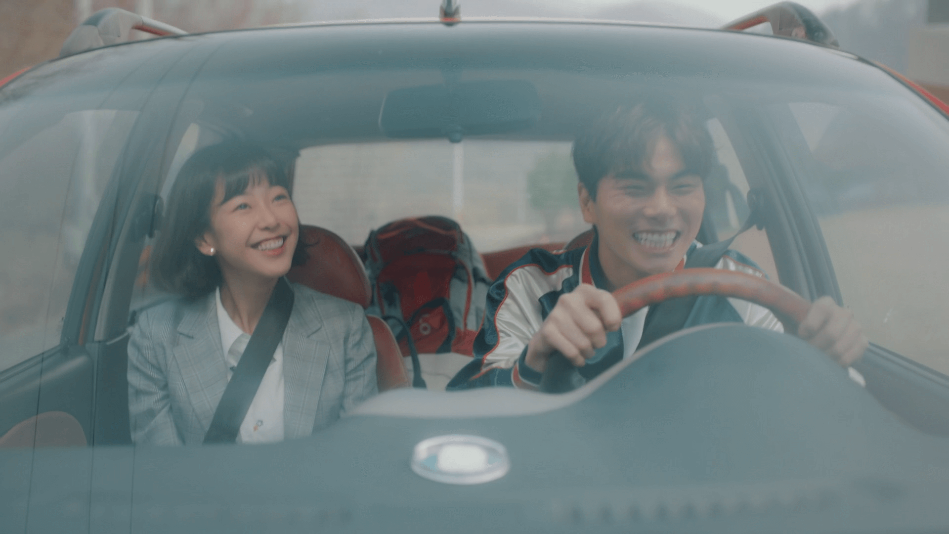 넷플릭스 '으라차차 와이키키' 시즌1 15화 - 주말 데이트를 가는 준기(이이경)과 서진(고원희)