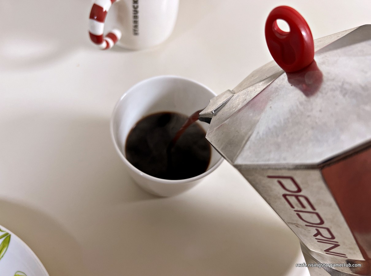 커피 리브레 유니콘(Coffee Libre Unicorn)를 모카포트로 추출하여 커피잔에 따르는 사진