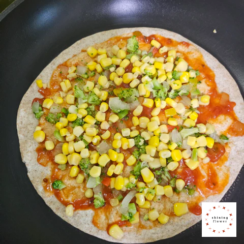 또띠아에 토마토소스를 바른 후 야채와 스위트콘 올린다.