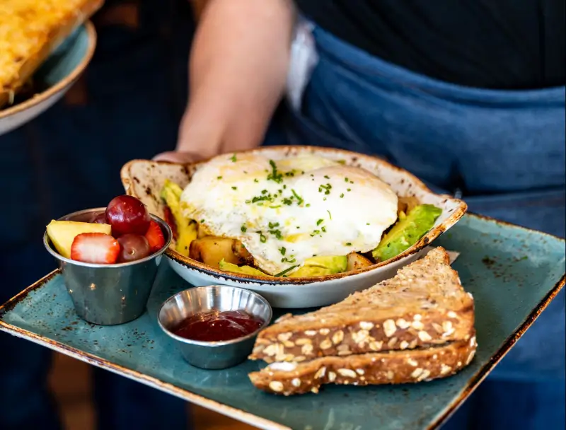 First Watch 레스토랑의 브런치 메뉴인 Chimichurri Steak &amp; Eggs Hash