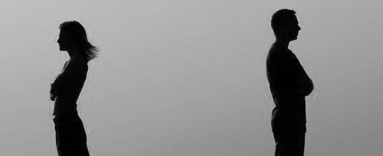 등돌리고서있는남녀