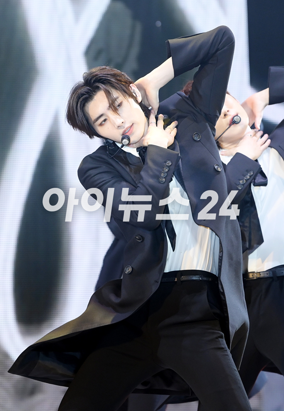 그룹 엔하이픈 성훈이 22일 오후 서울 성북구 안암동 고려대학교 화정체육관에서 열린 엔하이픈(ENHYPEN) 미니 4집 '다크 블러드(DARK BLOOD)' 발매 기념 미디어 쇼케이스에서 타이틀곡 '바이트 미' 무대를 선보이고 있다. [사진=정소희 기자]