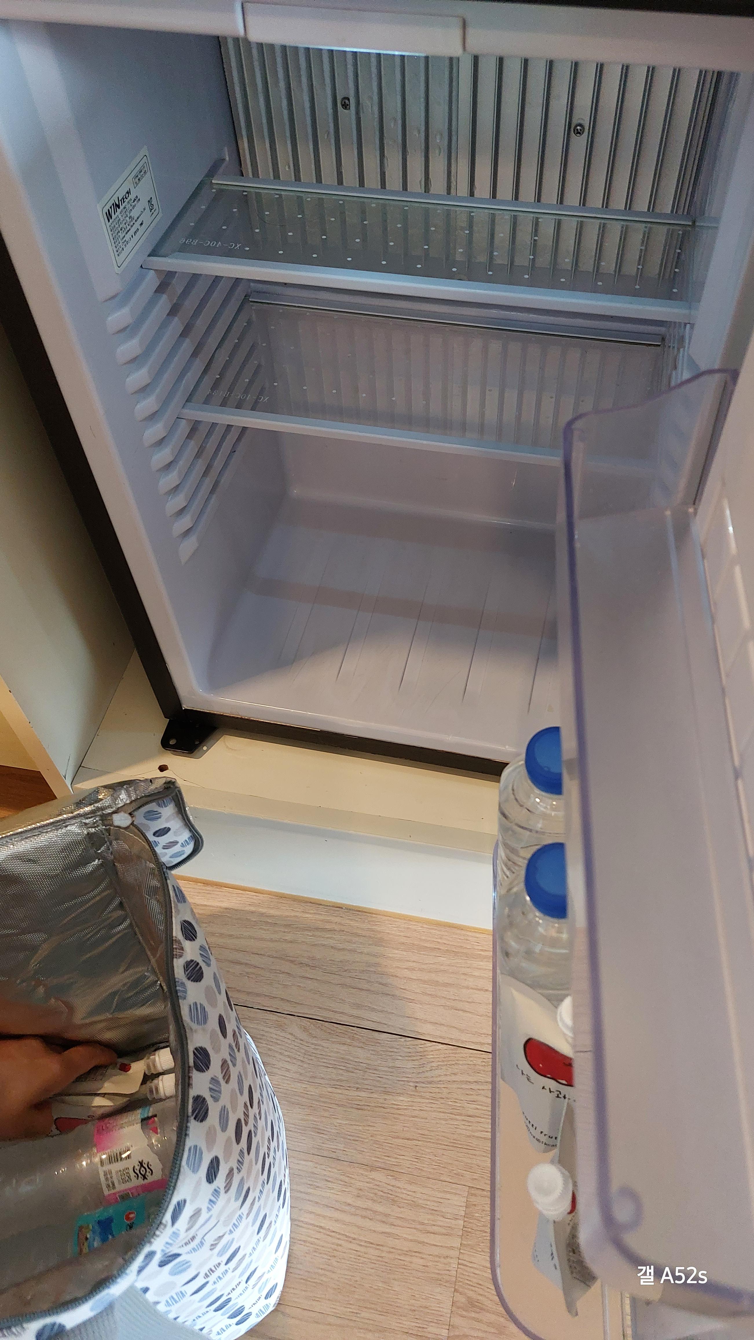 냉동실은 존재하지 않으니, 냉장식품만 보관하시길 바랍니다.