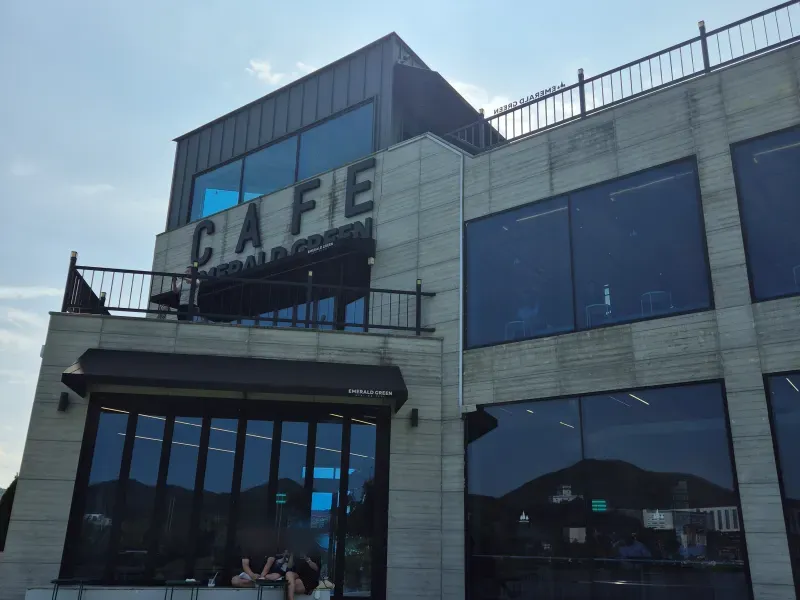 데이트하기-좋은-카페-입구