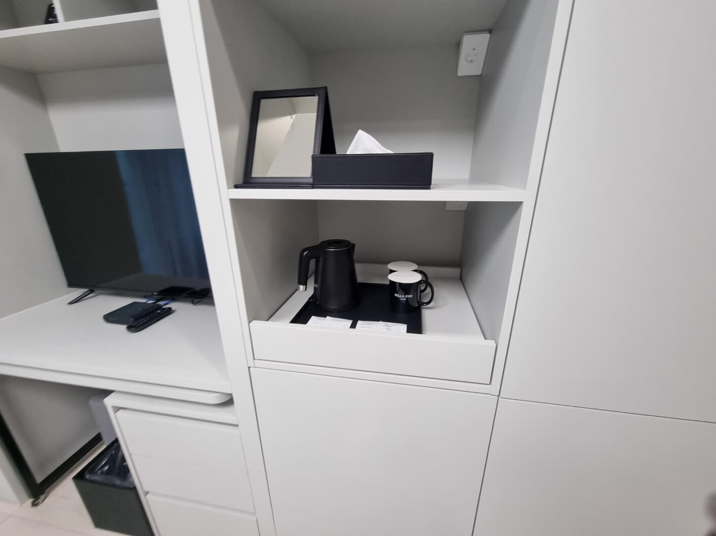 거울과휴지-전기포트와컵