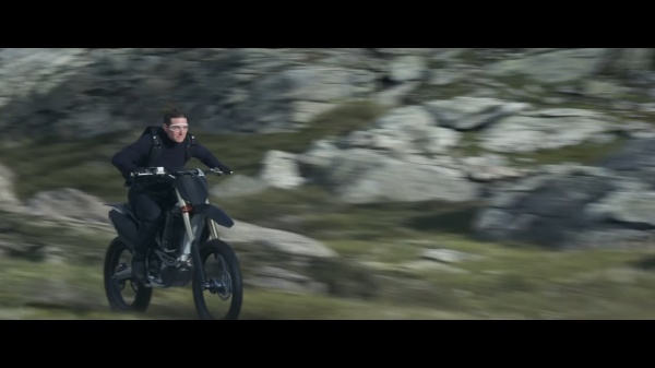 오토바이로-전력-질주-하는-톰