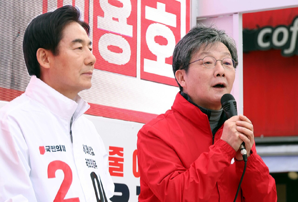 유승민 전 국민의힘 의원이 지난달 31일 오후 서울 서대문구 신촌 유플렉스 앞에서 이용호(서대문갑) 후보의 선거 지원유세를 하고 있다. [사진=뉴시스]