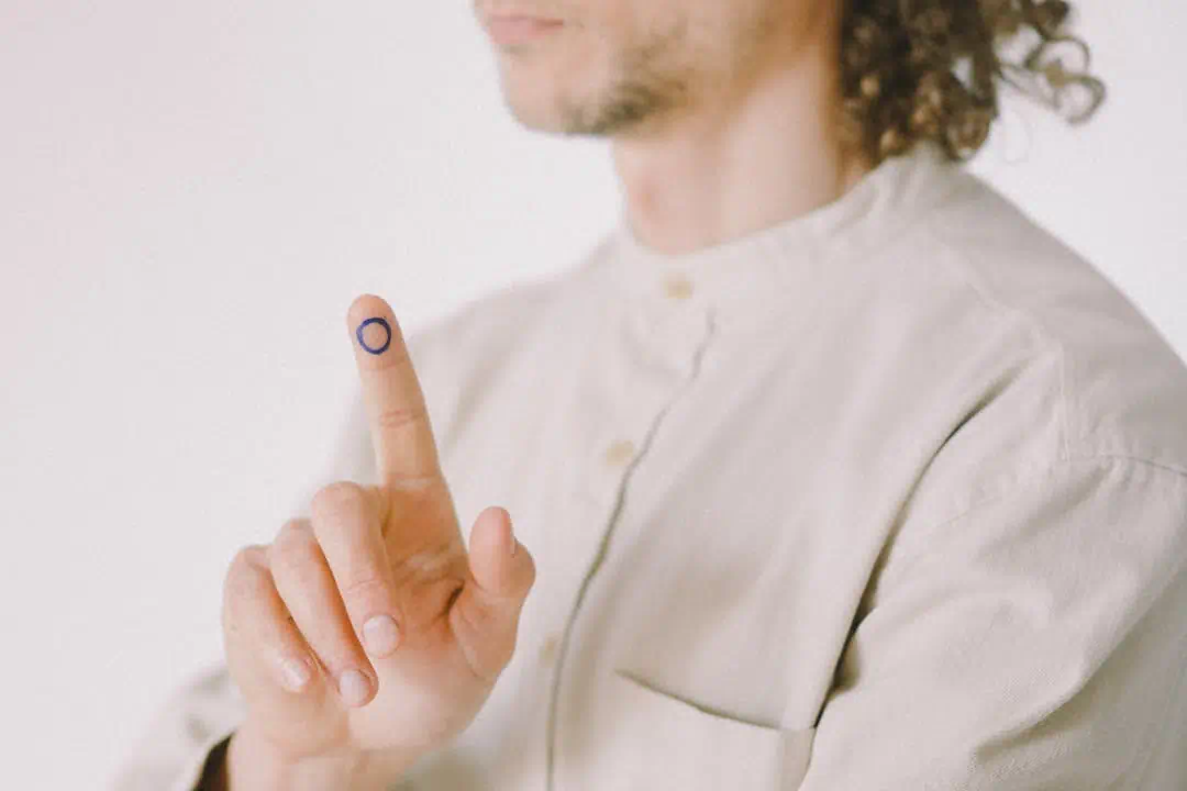 당뇨 검사하기 위한 손가락 위치