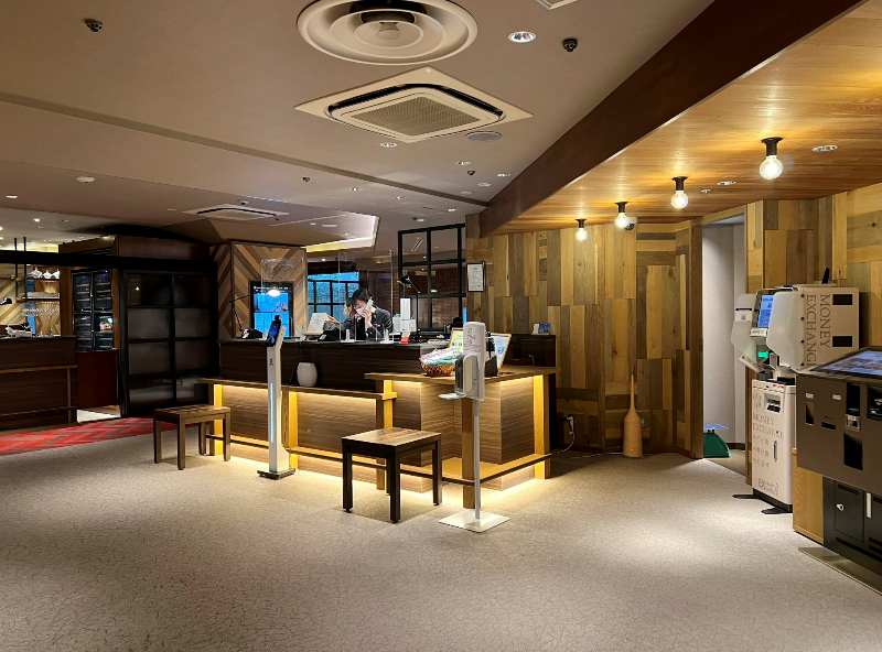 우측 체크인 기계를 통해 호텔 체크인을 할 수 있다. 좌측은 식당