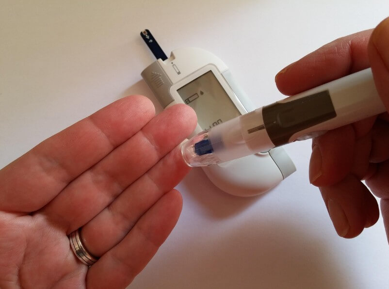 채혈하고 있는 모습