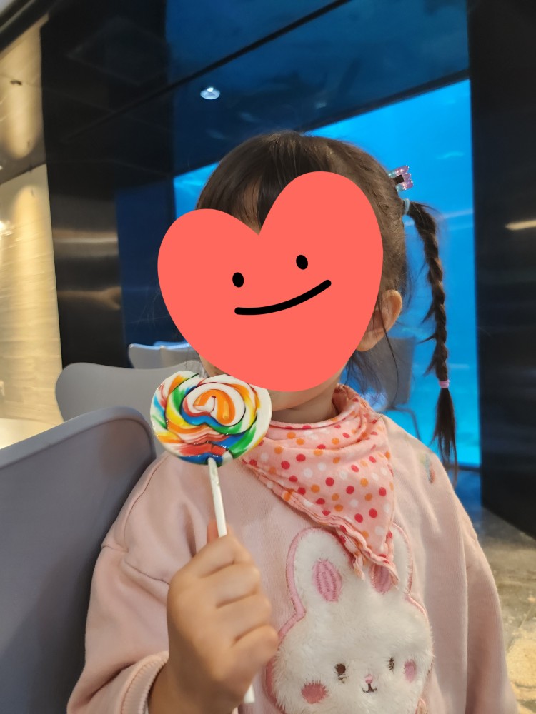 사탕을 먹는 아이