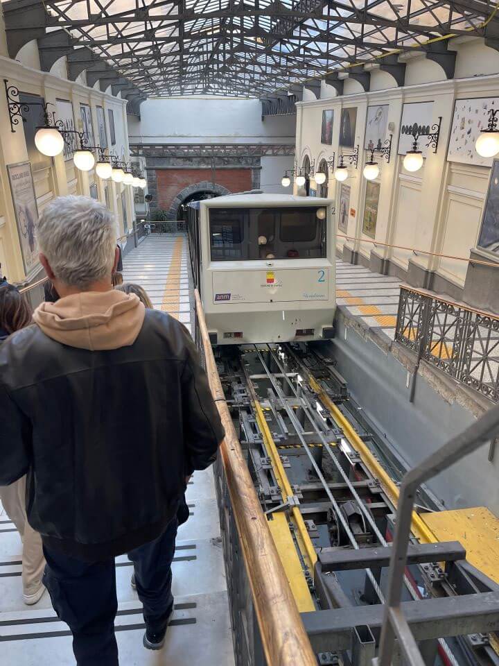 이탈리아-나폴리-푸니콜라레-정류장