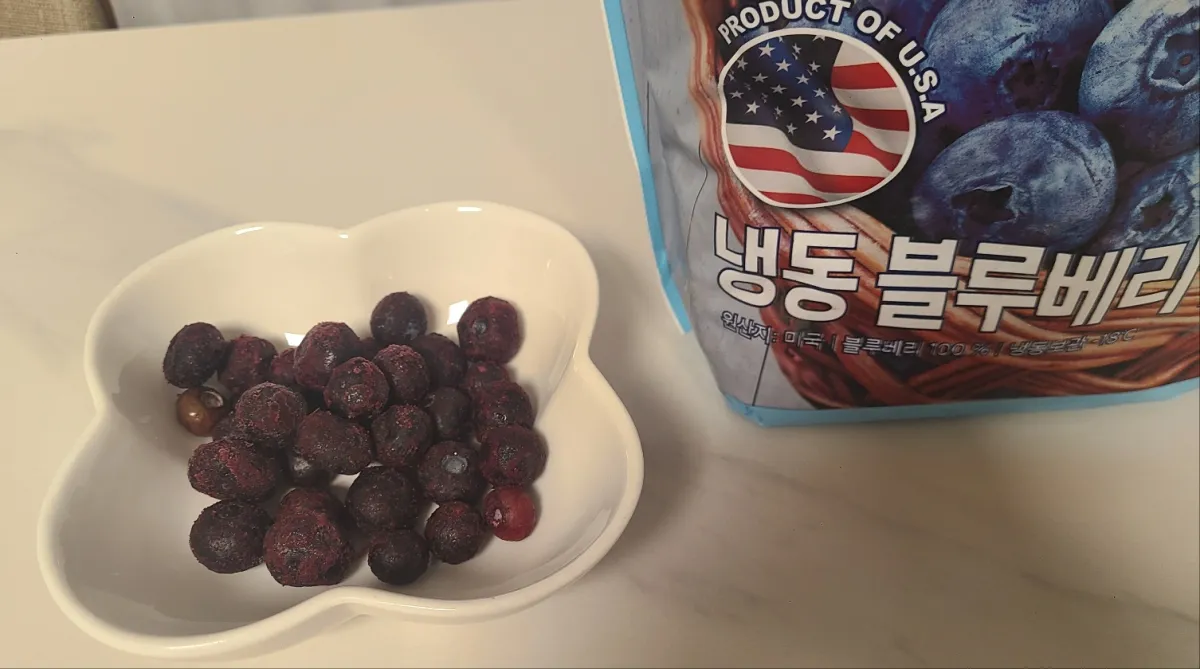 냉동블루베리봉지와-흰그릇에담긴-냉동블루베리
