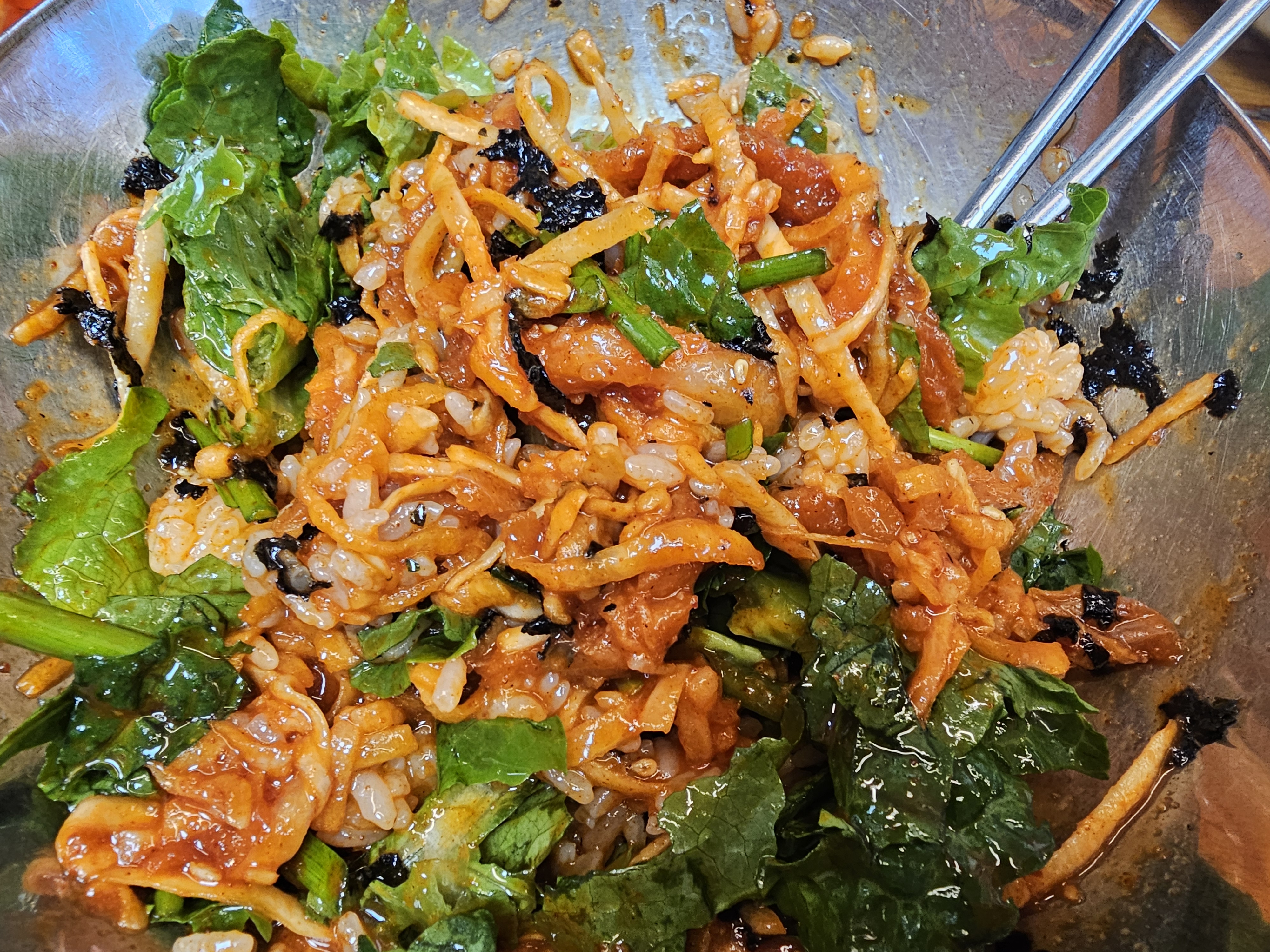 여수 삼학집 서대회무침 비빔, 밥과 김 섞어 비빈 모습