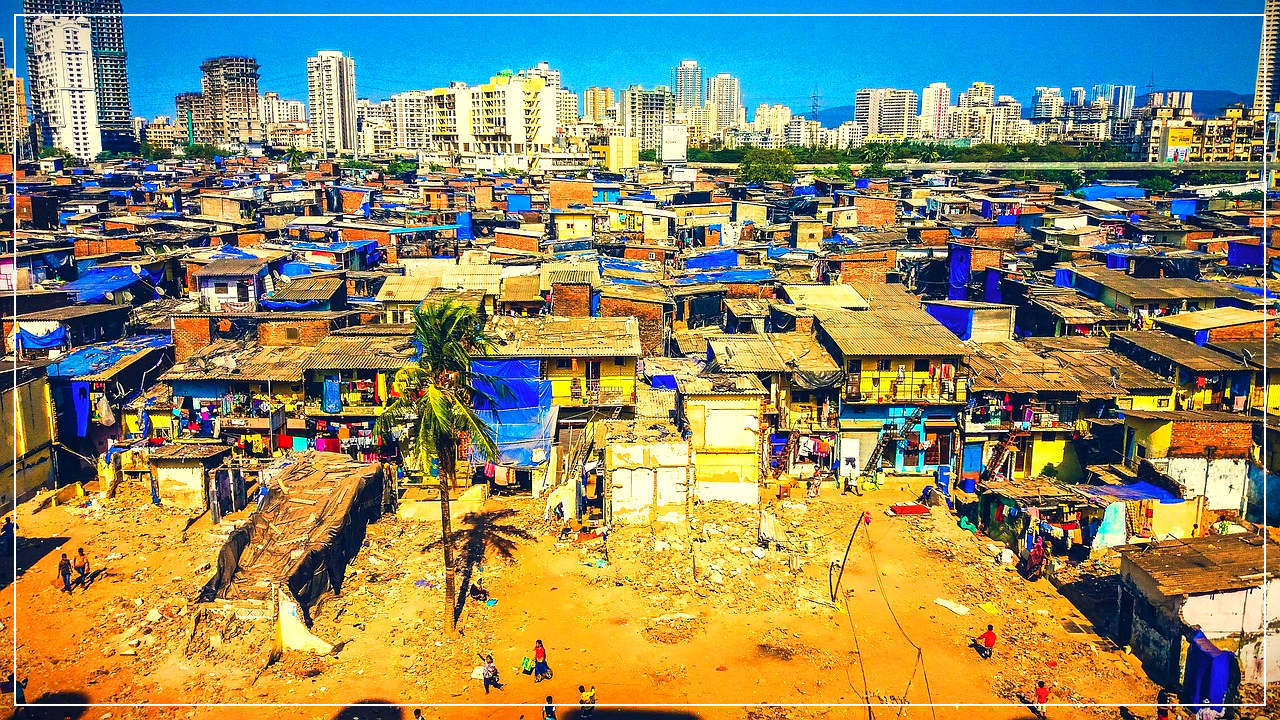 뭄바이의 고층빌딩과 빈민가가 함께 보이는 풍경